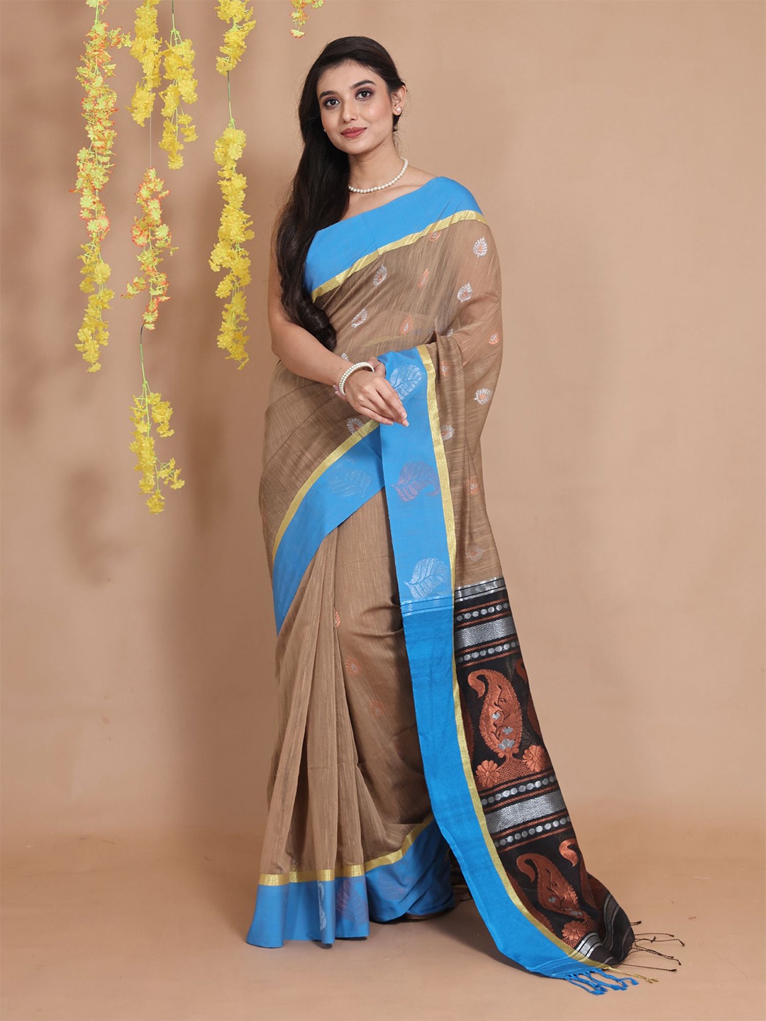 

Charukriti Woven Design Zari Pure Cotton Saree, Beige