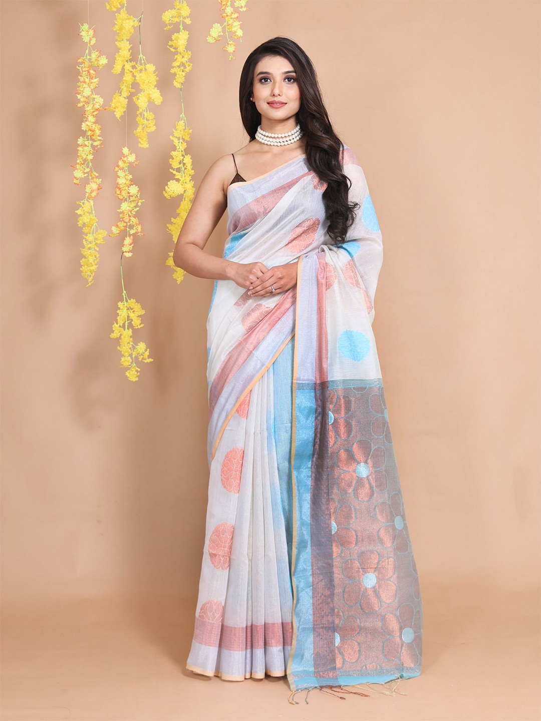 

Charukriti Ethnic Motifs Zari Tissue Saree, Off white