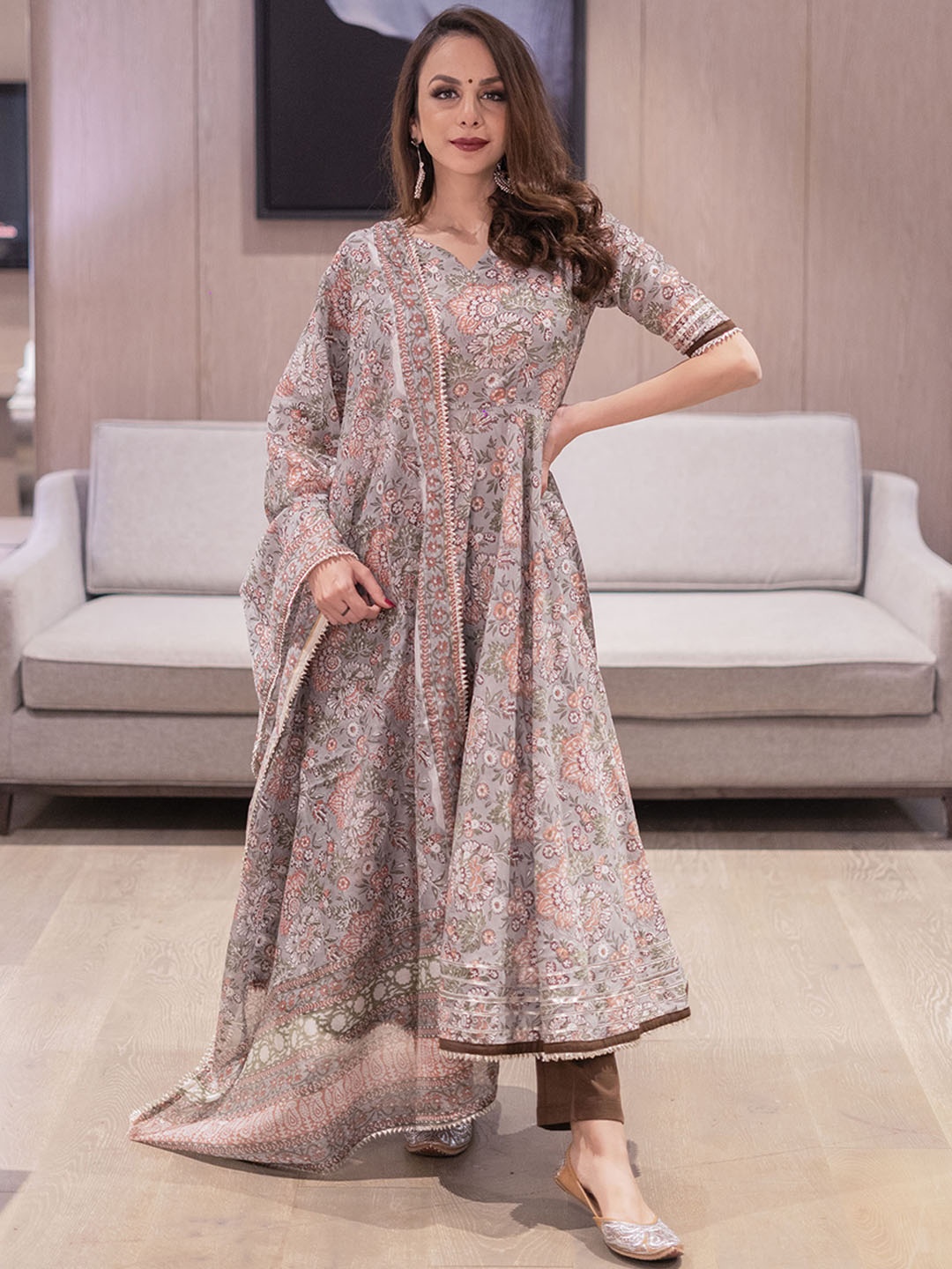 

AACHHO Women Fossil Grey Handblock Gota Suit Set