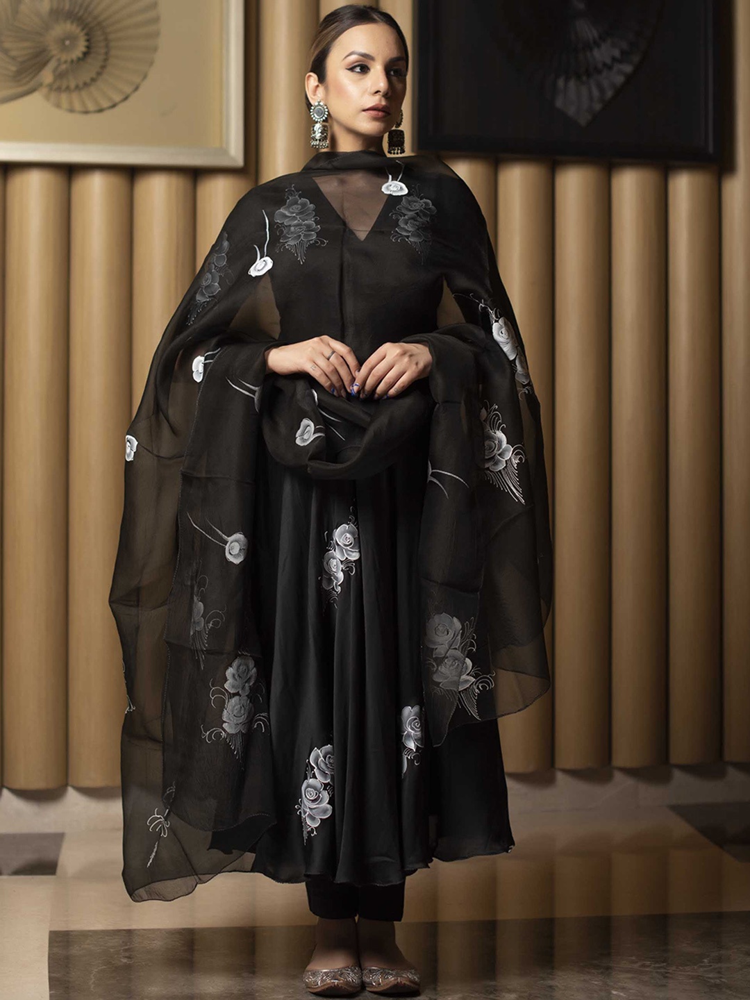 

AACHHO Women Black Floral Printed Kurta With Trousers & Dupatta