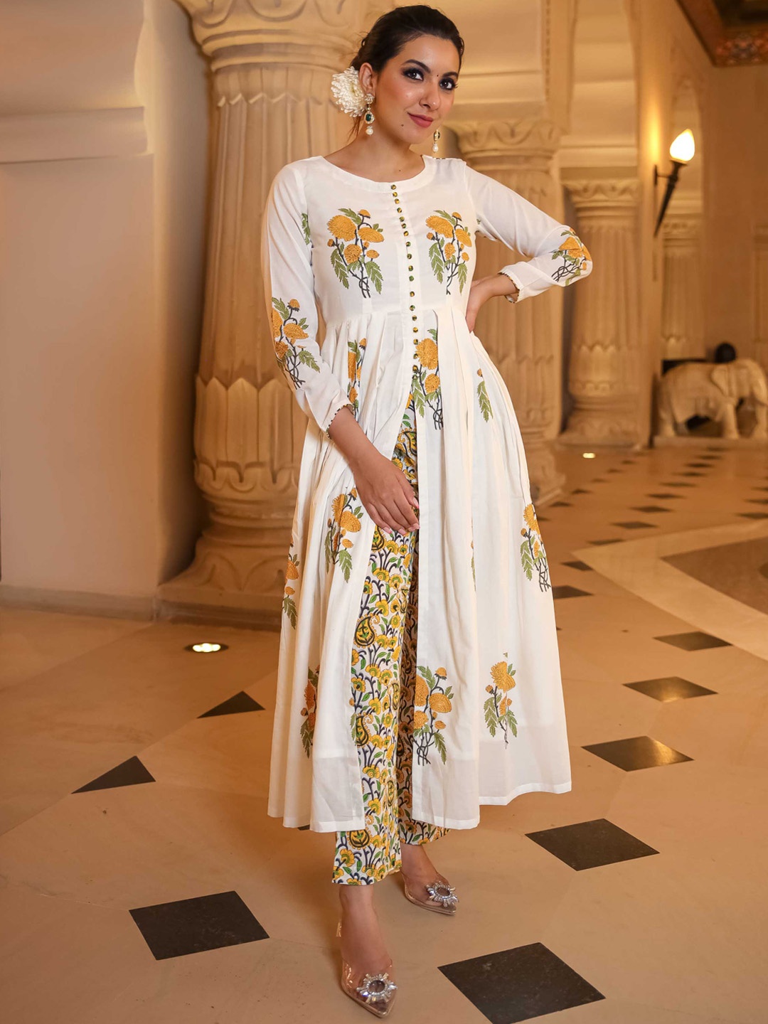 

AACHHO Women White Floral Printed Pure Cotton Kurta with Trousers