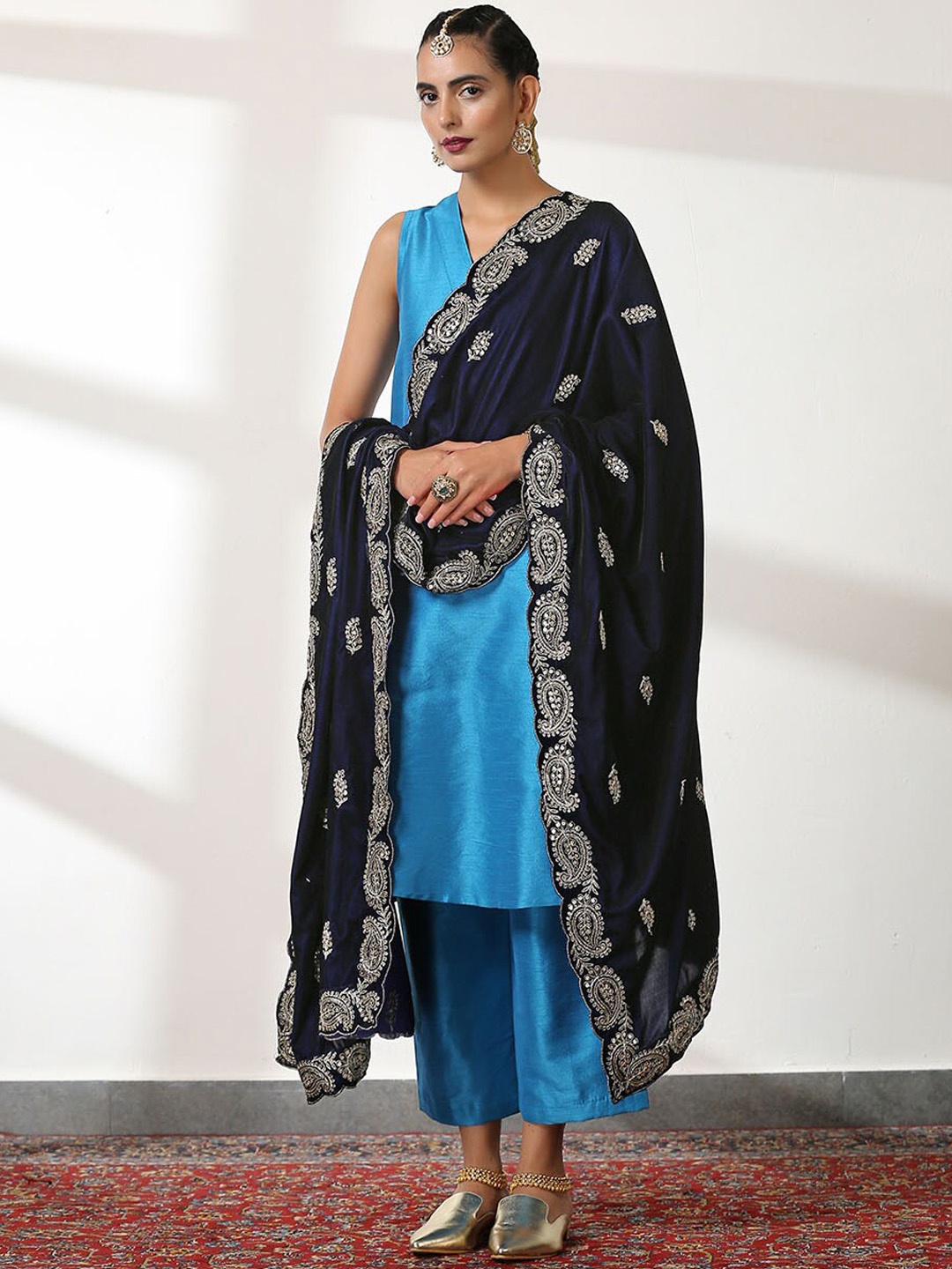 

Swtantra Women Embroidered Velvet Winter Shawl, Blue