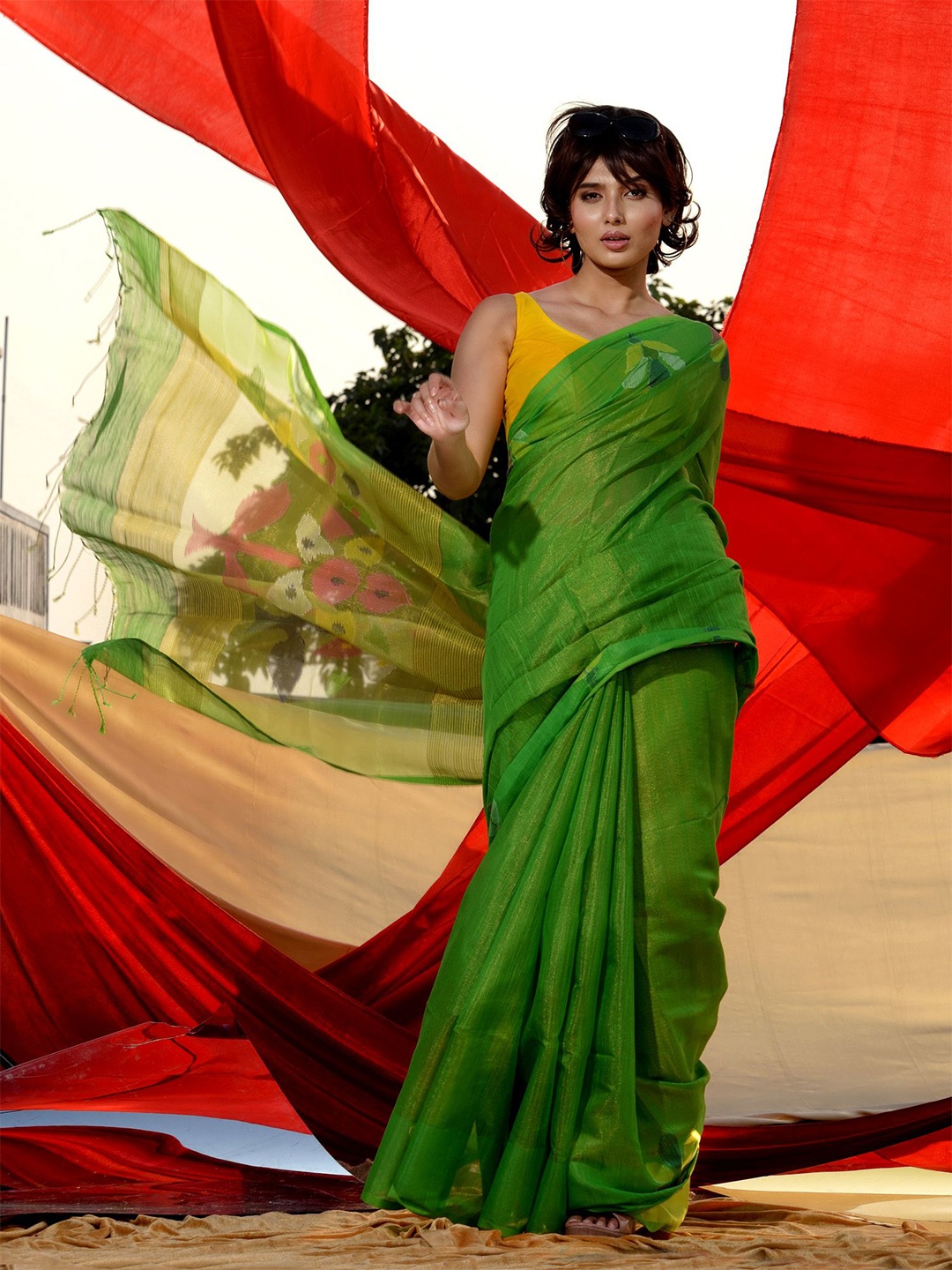 

Charukriti Woven Design Zari Tissue Saree, Green