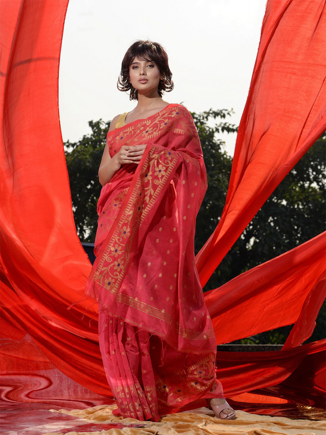 

Charukriti Woven Design Saree, Pink