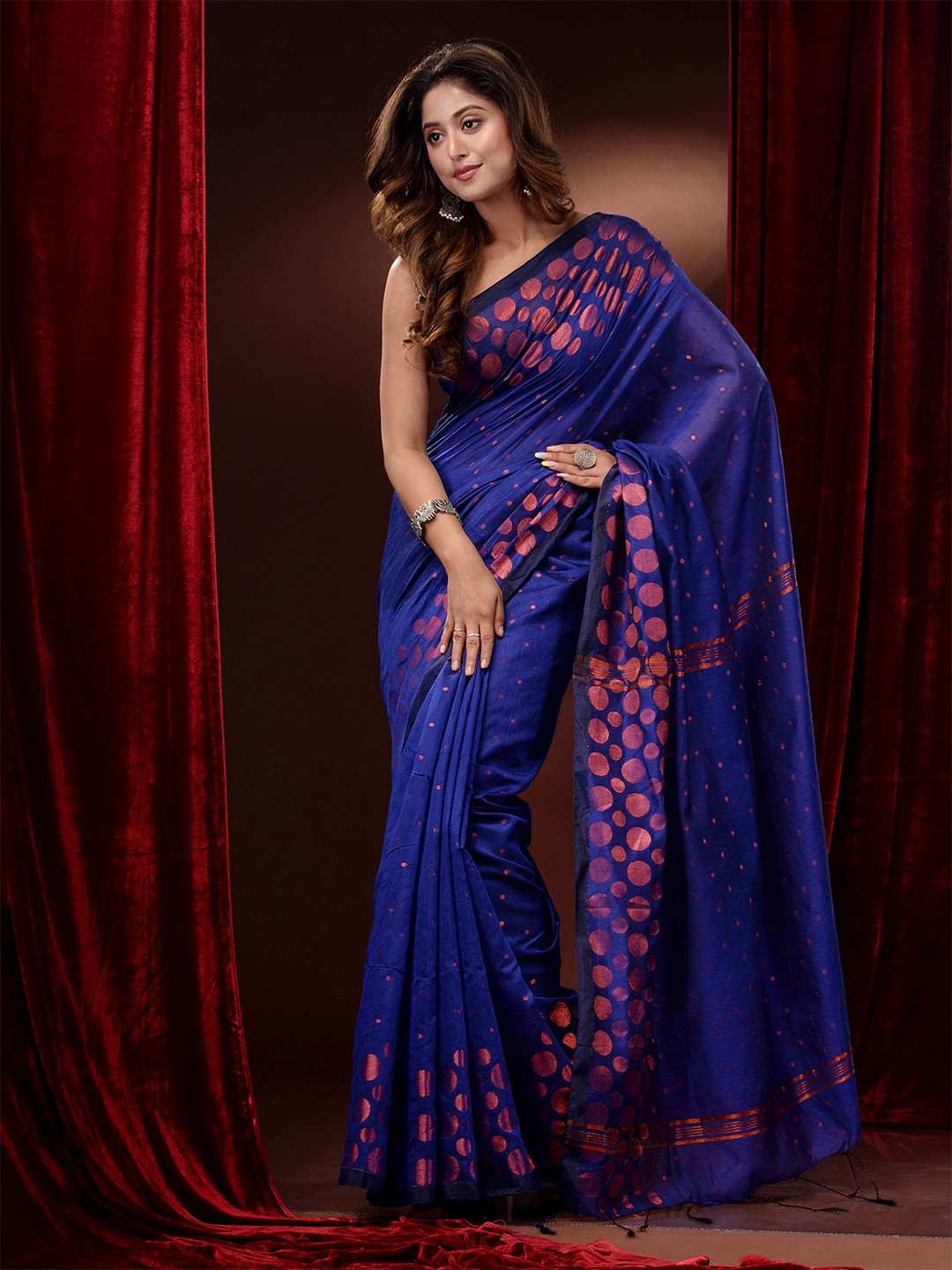 

Charukriti Woven Design Zari Saree, Navy blue