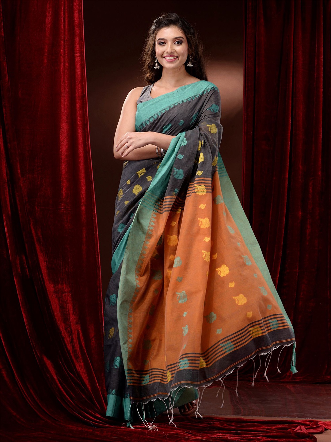 

Charukriti Woven Design Pure Cotton Saree, Black