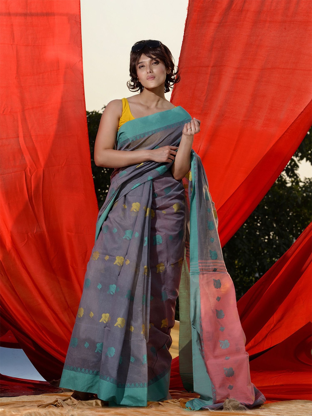 

Charukriti Woven Design Pure Cotton Saree, Grey