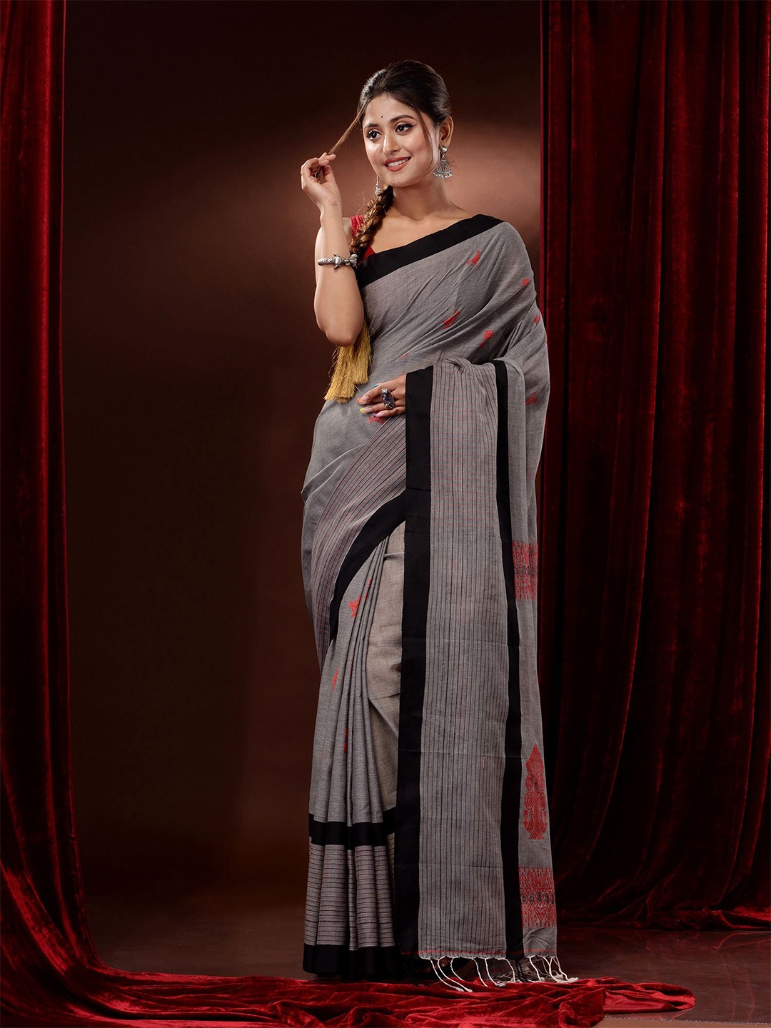 

Charukriti Woven Design Pure Cotton Saree, Grey