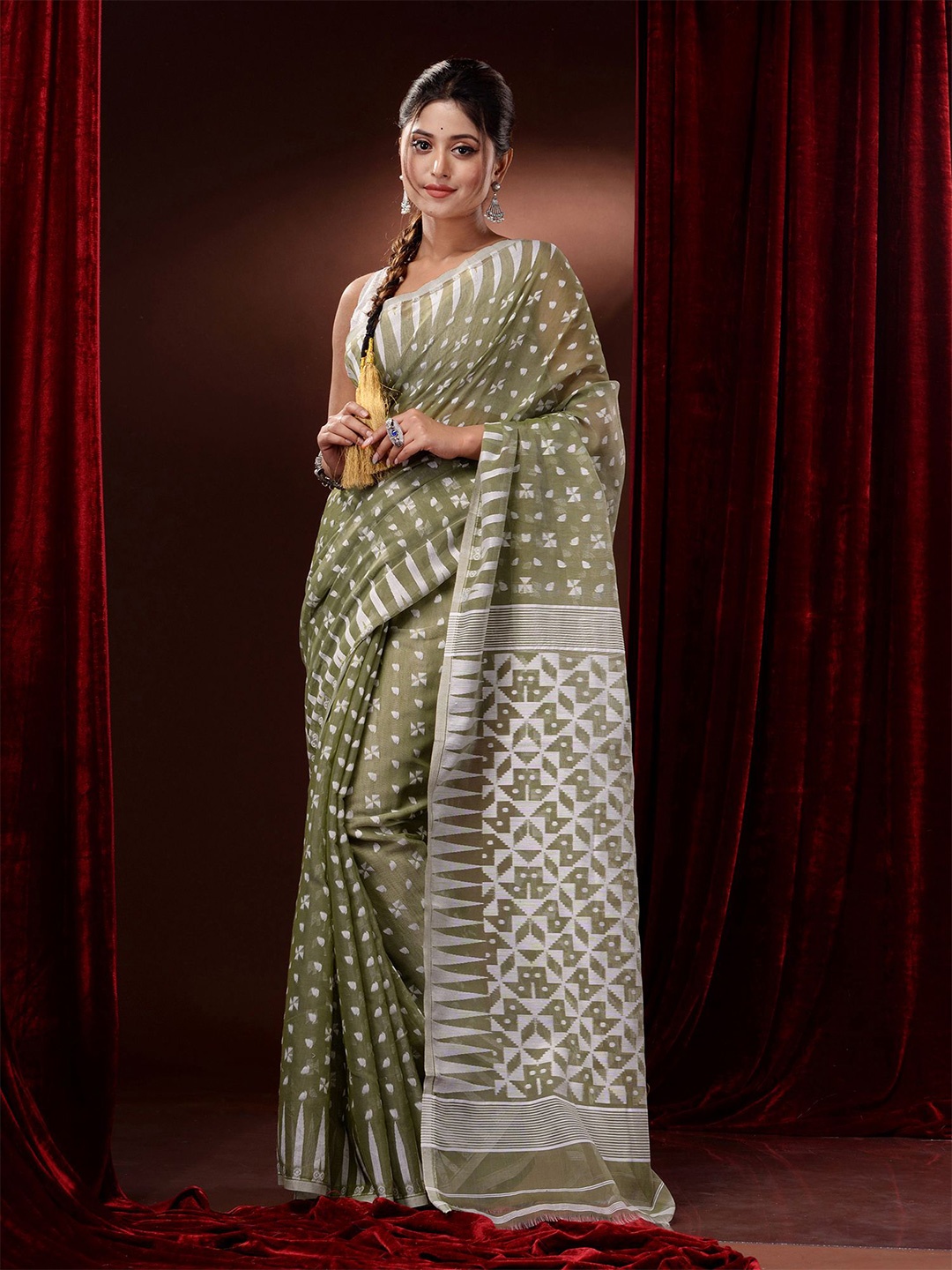 

Charukriti Woven Design Silk Cotton Jamdani Saree, Olive