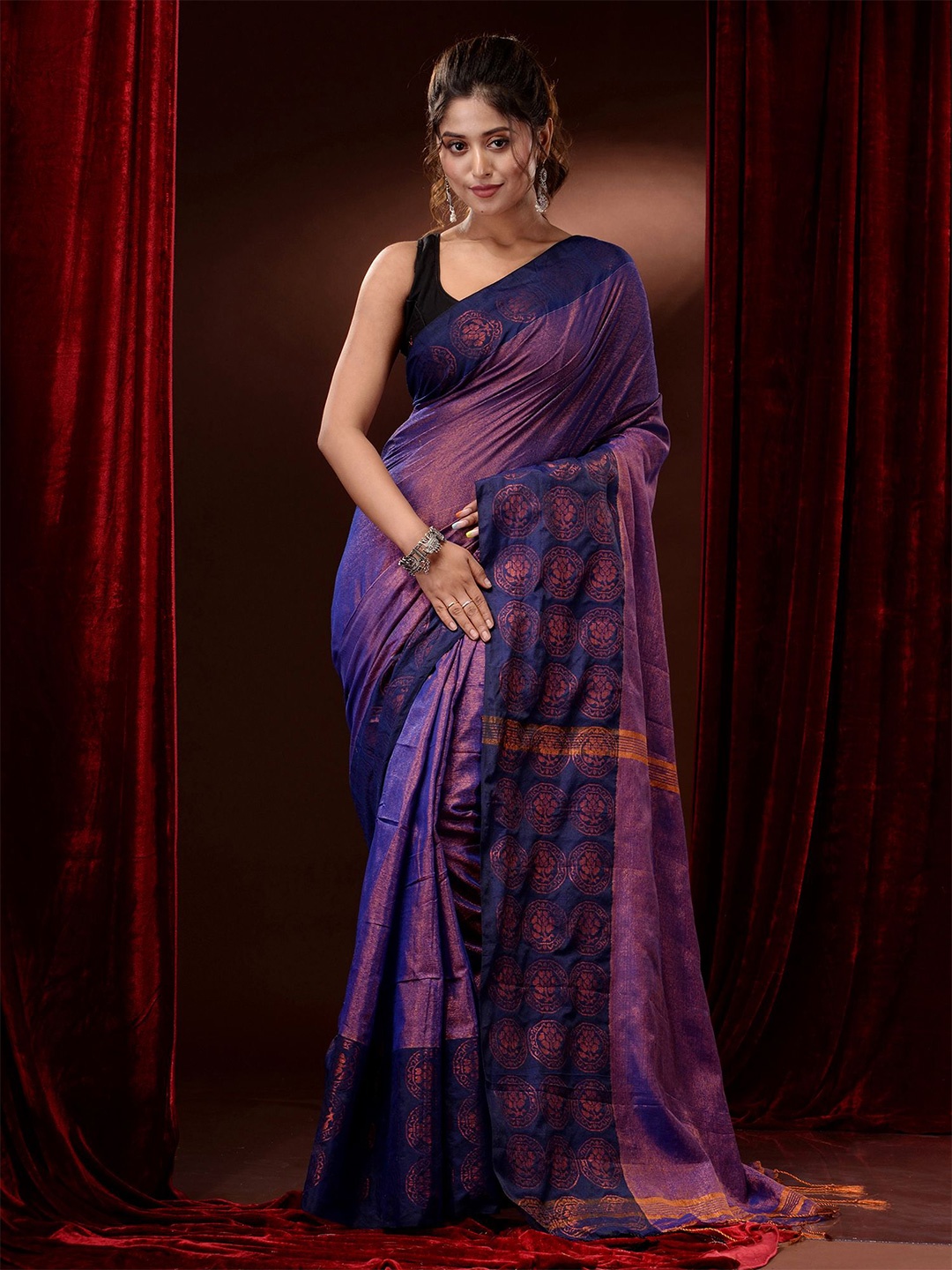 

Charukriti Woven Zari Saree, Na