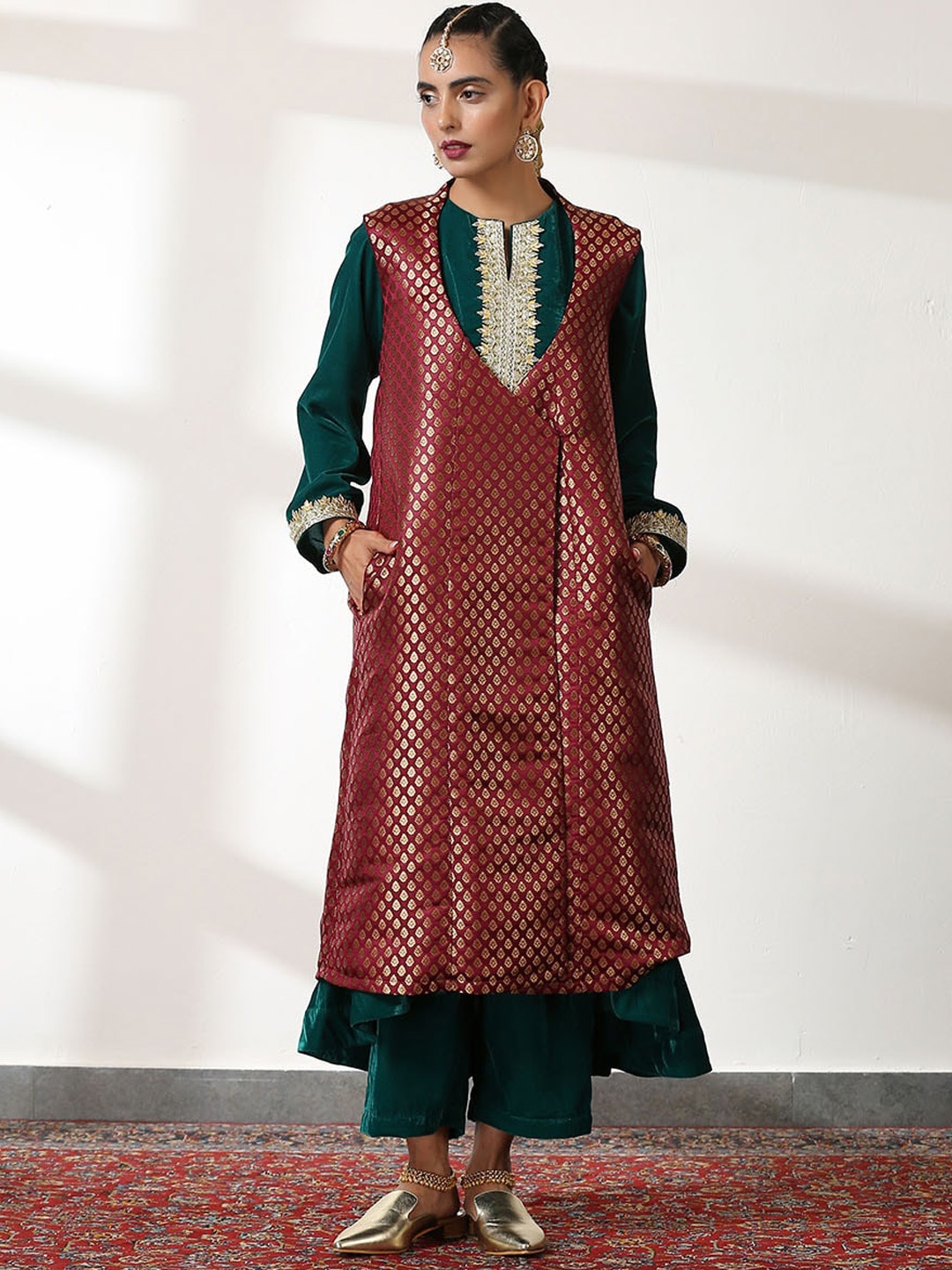 

Swtantra Women Geometric Longline Tailored Jacket, Maroon