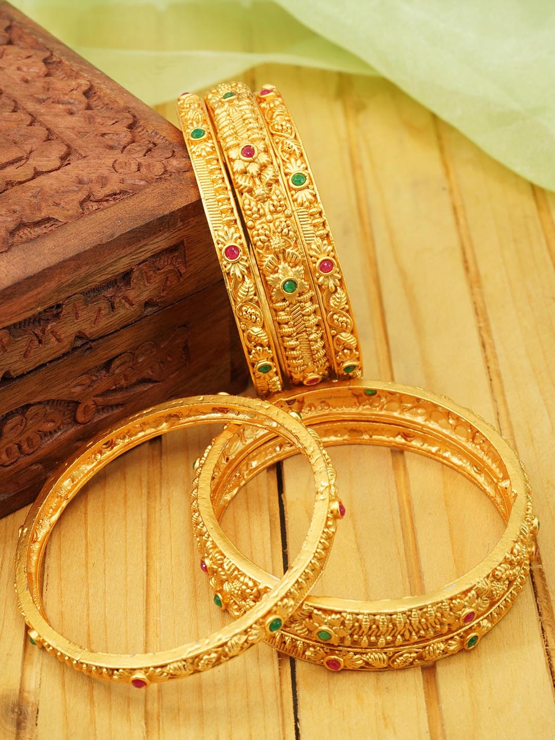 

GRIIHAM Set of 6 Gold-Plated AD Studded Bangles