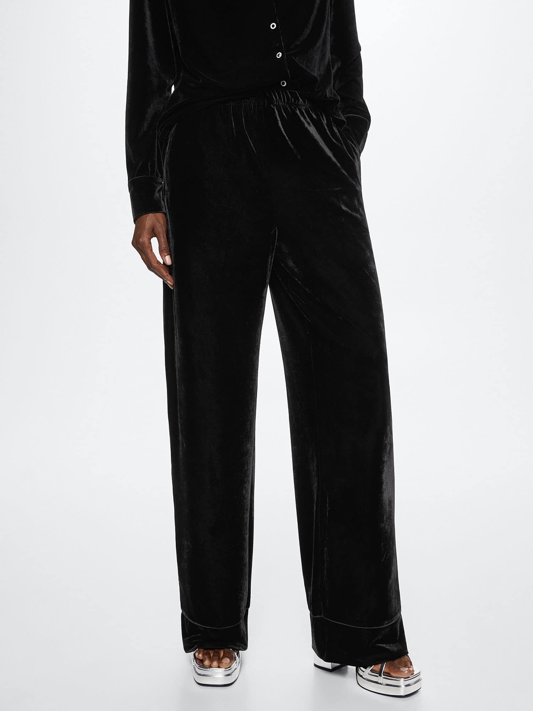 

MANGO Women Solid Velvet Trousers, Black