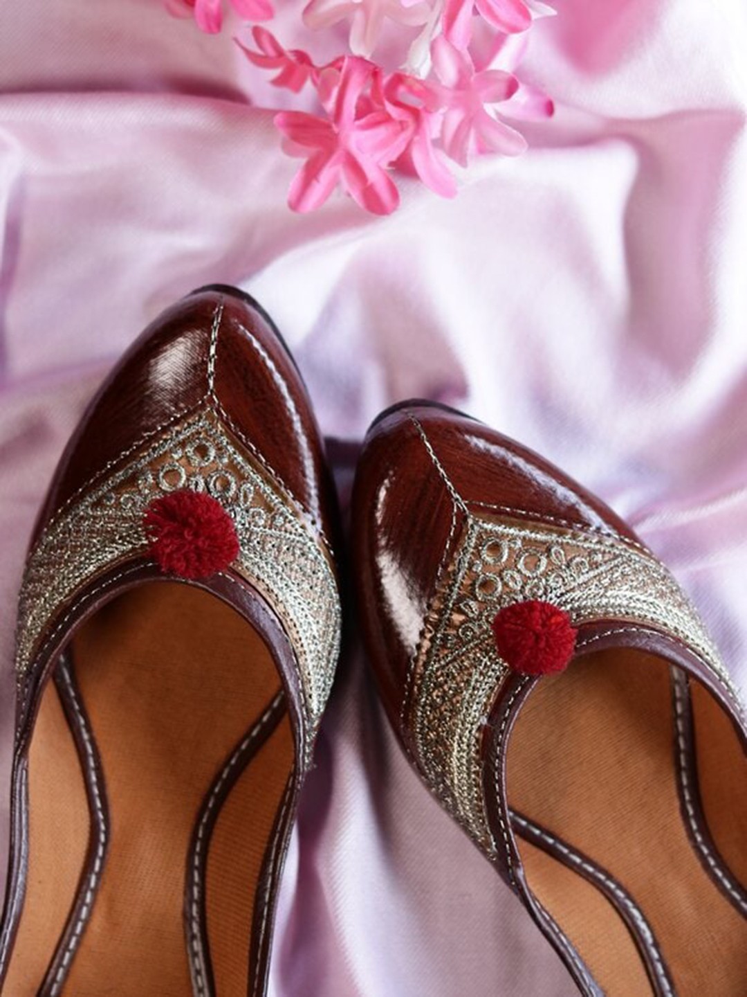 

GLAM STORY Ethnic Woven Design Mojaris, Brown