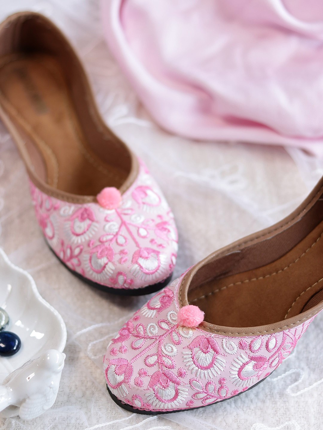 

GLAM STORY Embellished Mojaris with Embroidered, Pink