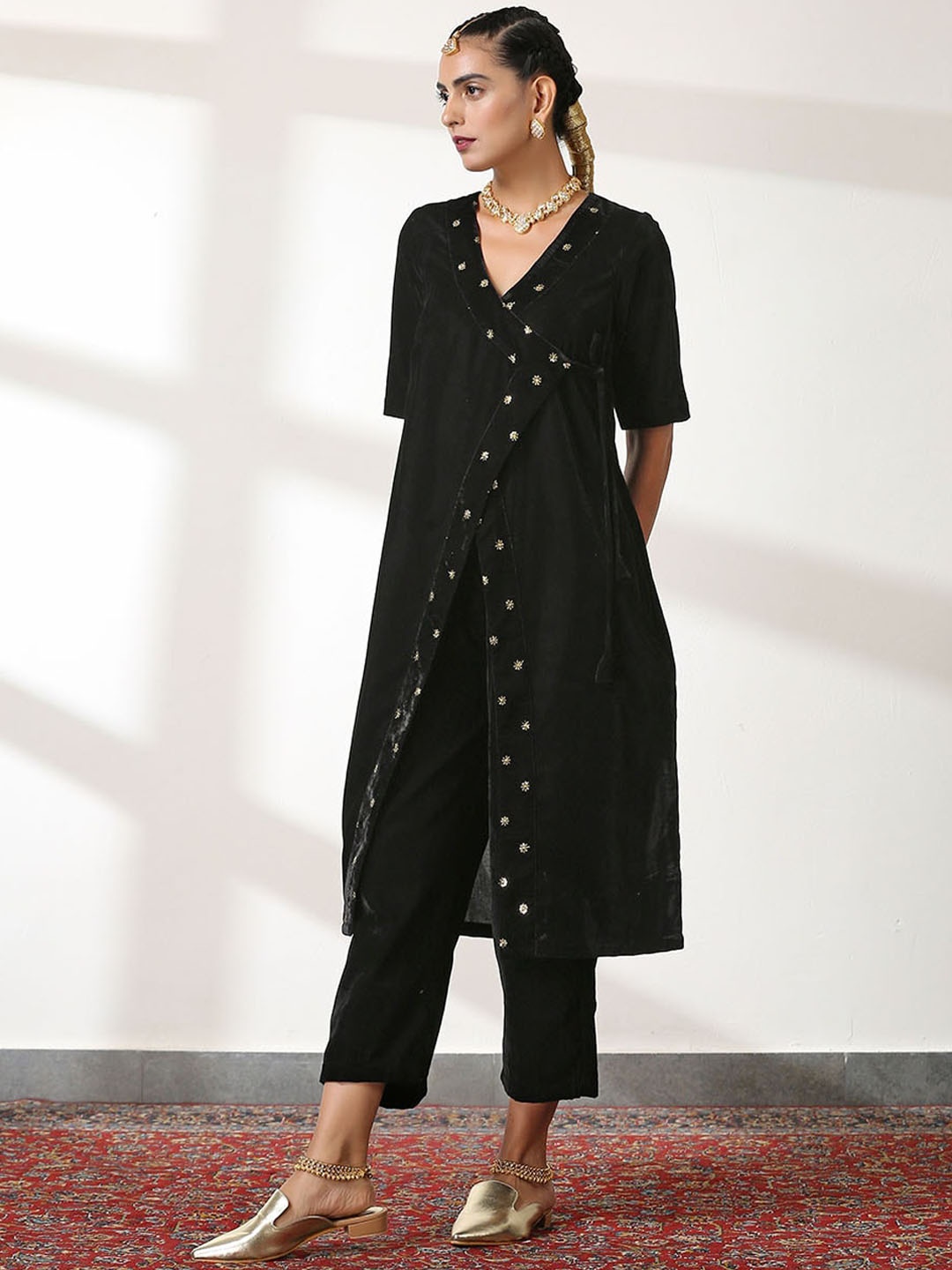 

Swtantra Women Angrakha Sequinned Kurta With Trousers, Black