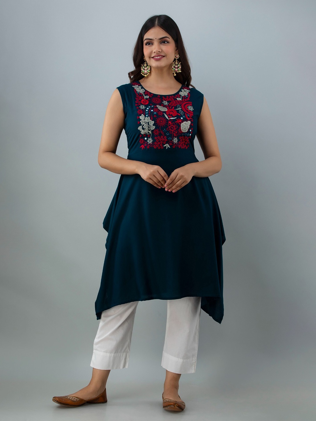 

Women Touch Women Floral Embroidered Floral Kurta, Blue