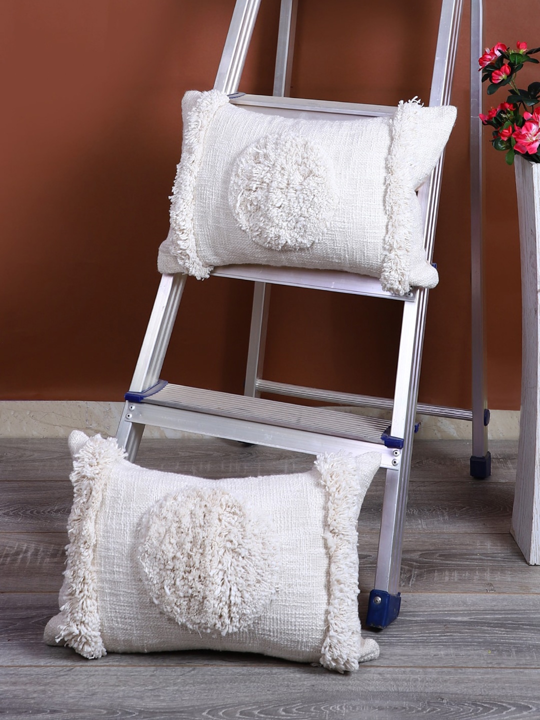 

eyda White Set of 2 Embroidered Rectangle Cotton Cushion Covers