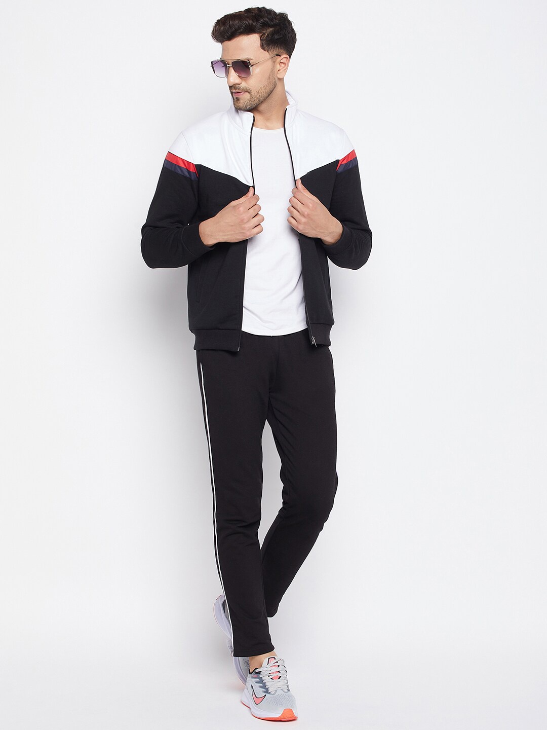 

WILD WEST Men Colourblocked Tracksuit, Black