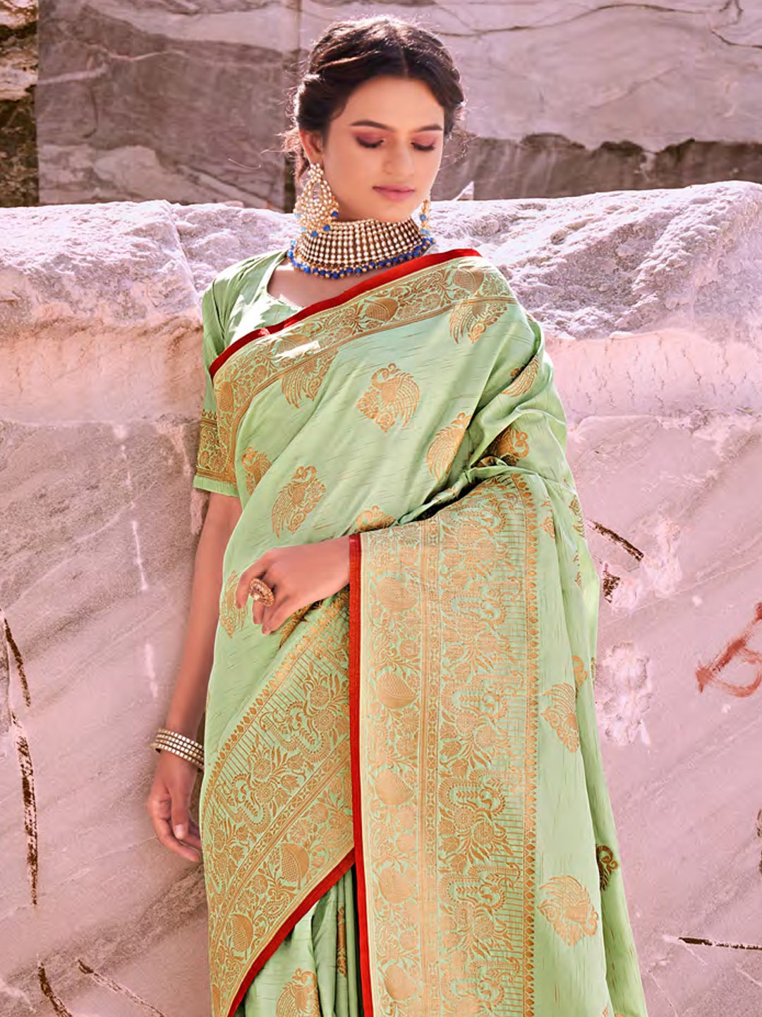 

KARAGIRI Green & Gold-Toned Ethnic Motifs Zari Silk Blend Banarasi Saree