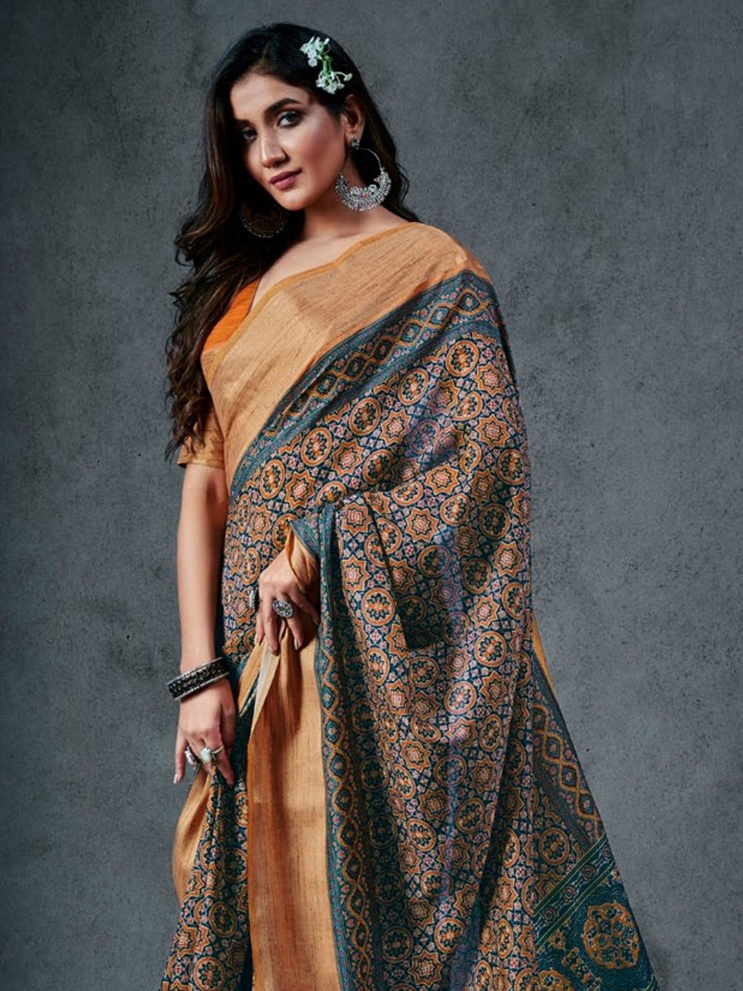 

KARAGIRI Floral Printed Saree, Blue