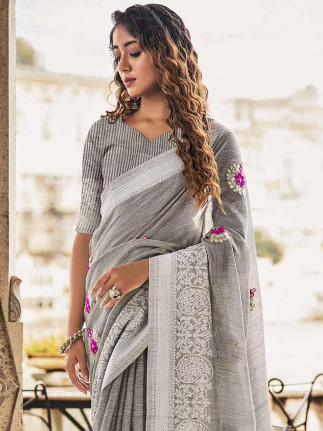 

KARAGIRI Ethnic Motifs Linen Blend Saree, Beige