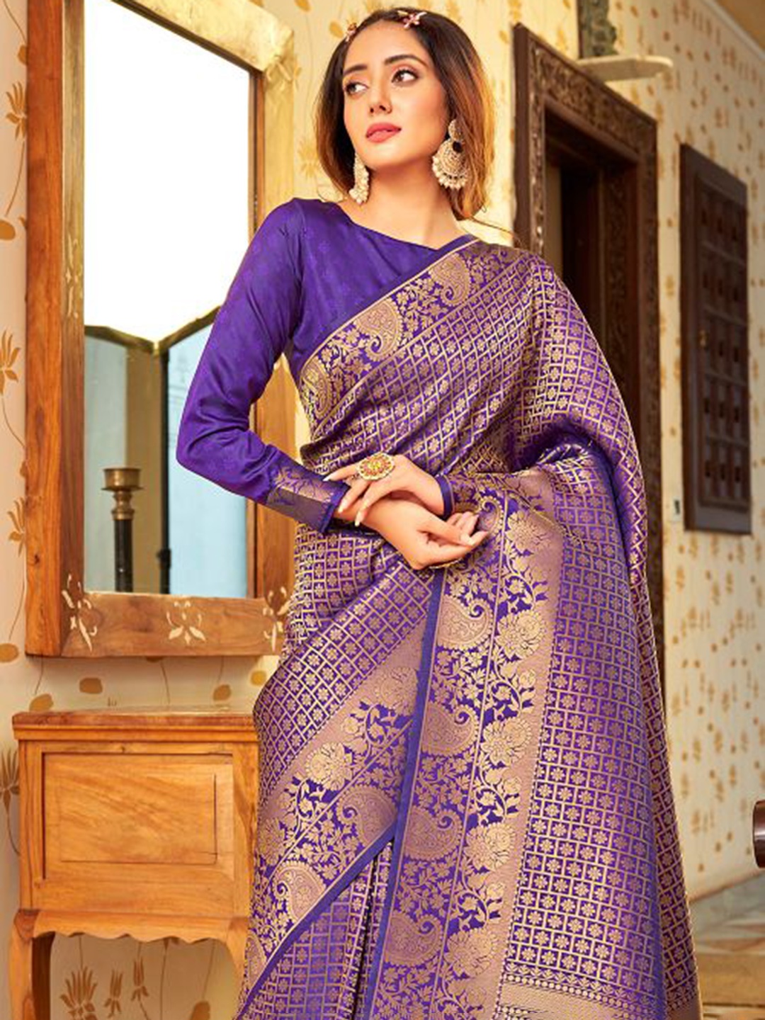 

KARAGIRI Purple & Gold-Toned Woven Design Zari Silk Blend Kanjeevaram Saree