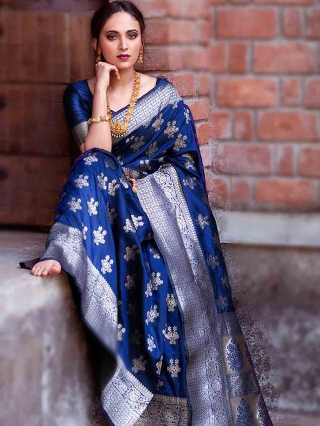 

KARAGIRI Floral Zari Silk Blend Banarasi Saree, Blue