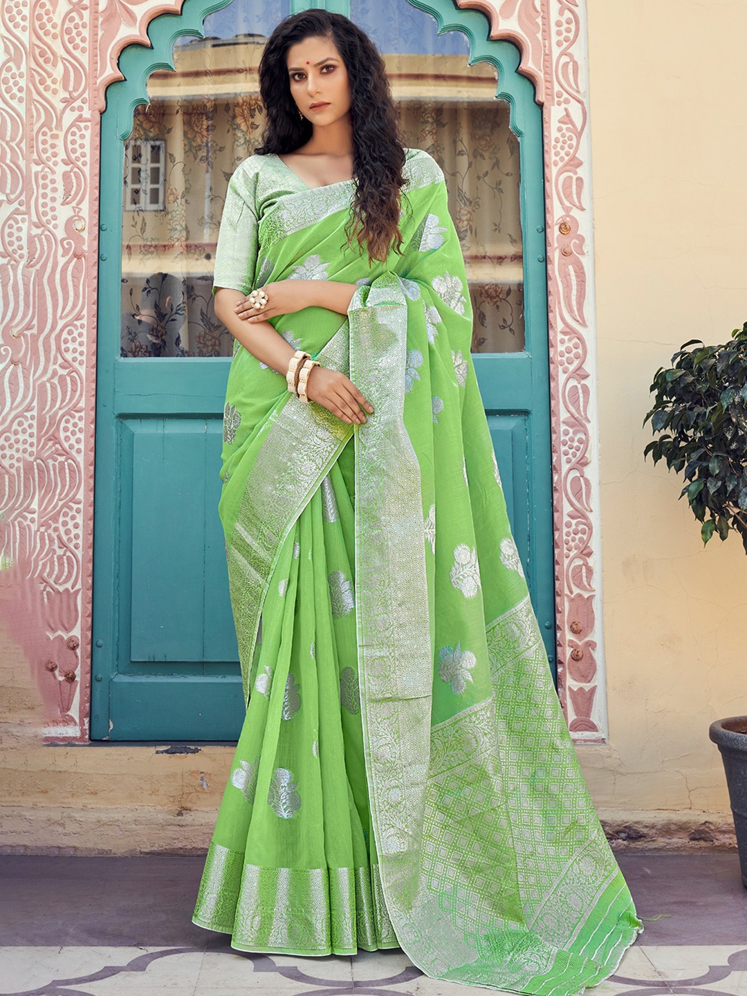 

KARAGIRI Green & Silver-Toned Ethnic Motifs Organza Mysore Silk Saree