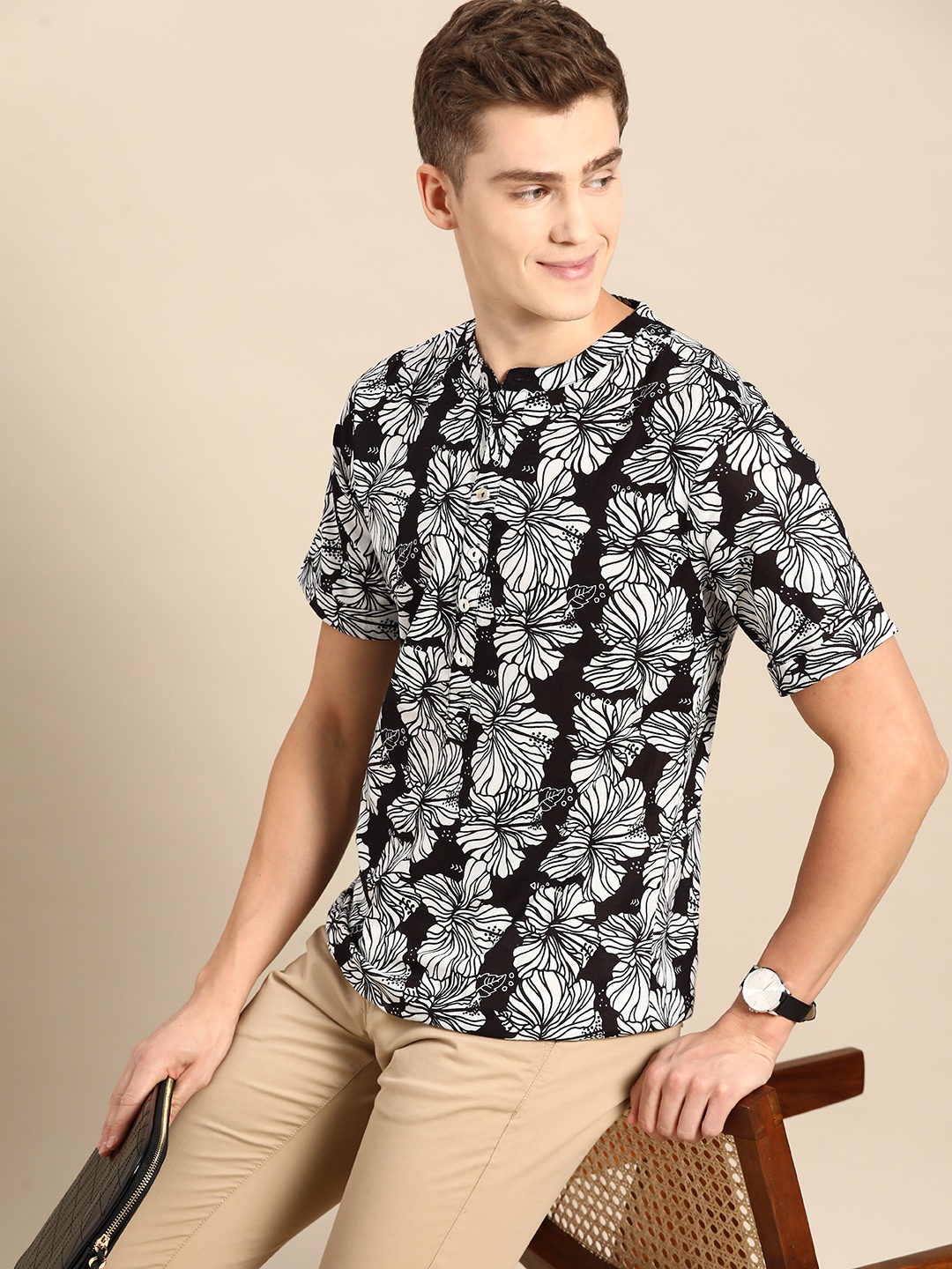 

Anouk Floral Printed Monochrome Band Collar Kurta, Black