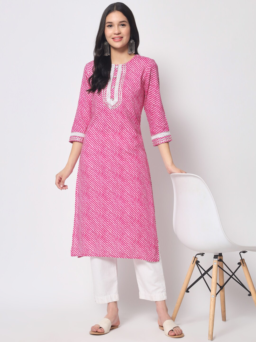 

Vastralay Lehariya Dyed Round Neck Straight Regular Kurta, Pink