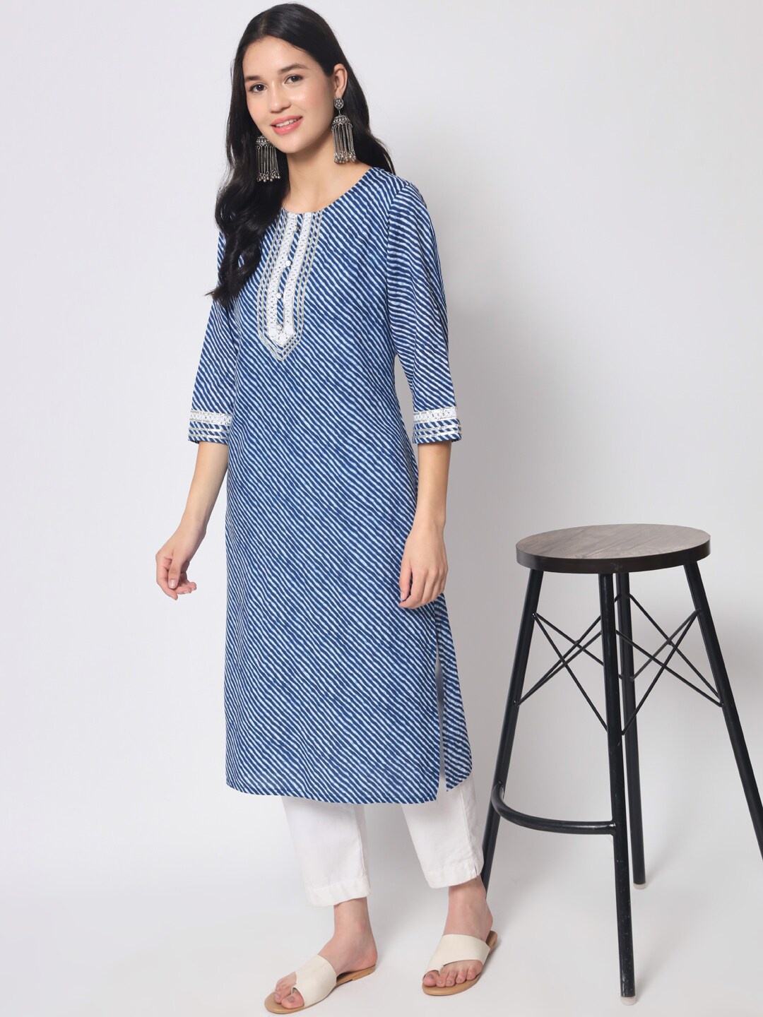 

Vastralay Striped Straight Regular Kurta, Blue