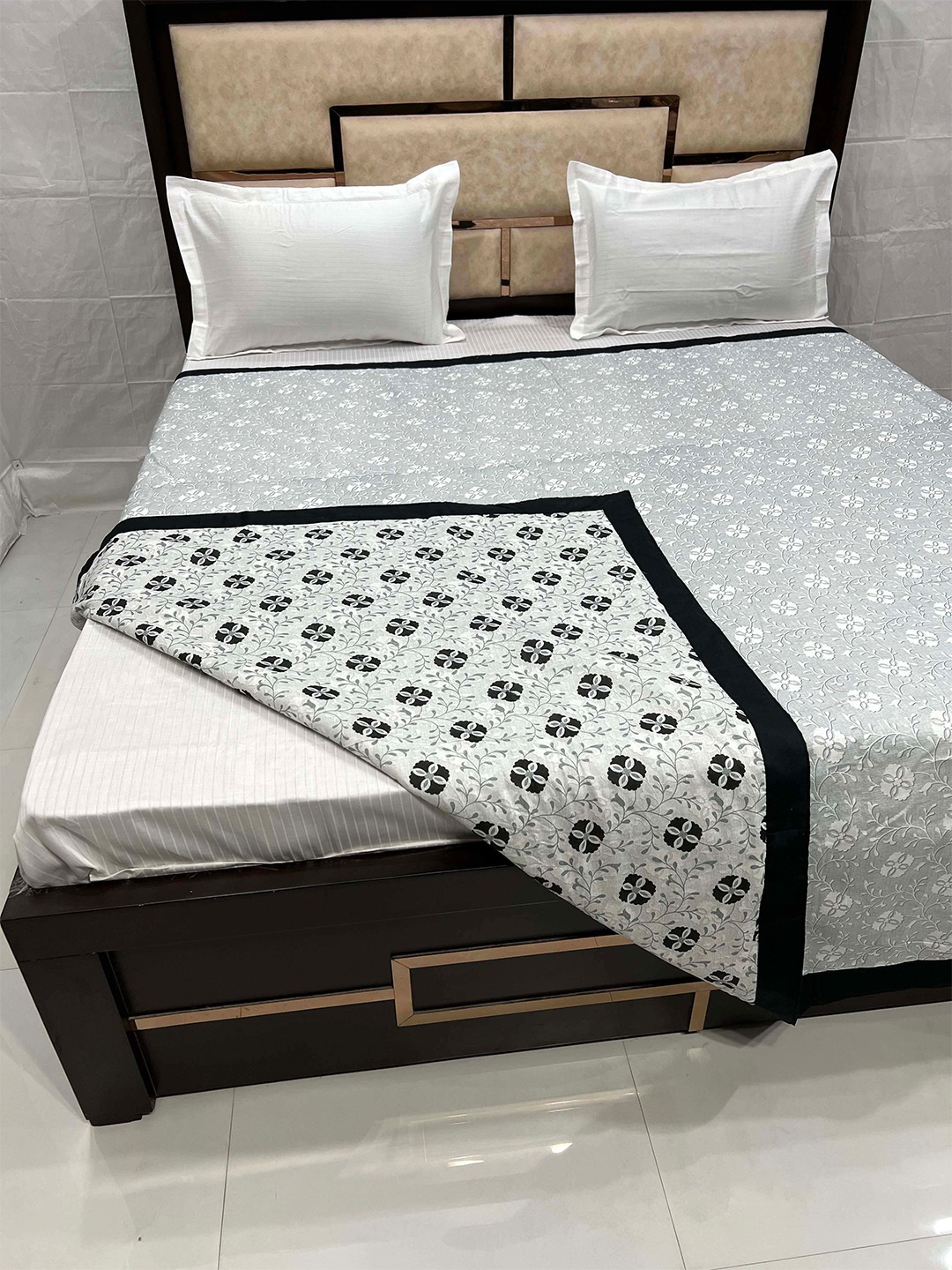 

Pure Decor Black & White Floral Pure Cotton AC Room 300 GSM Double Bed Dohar