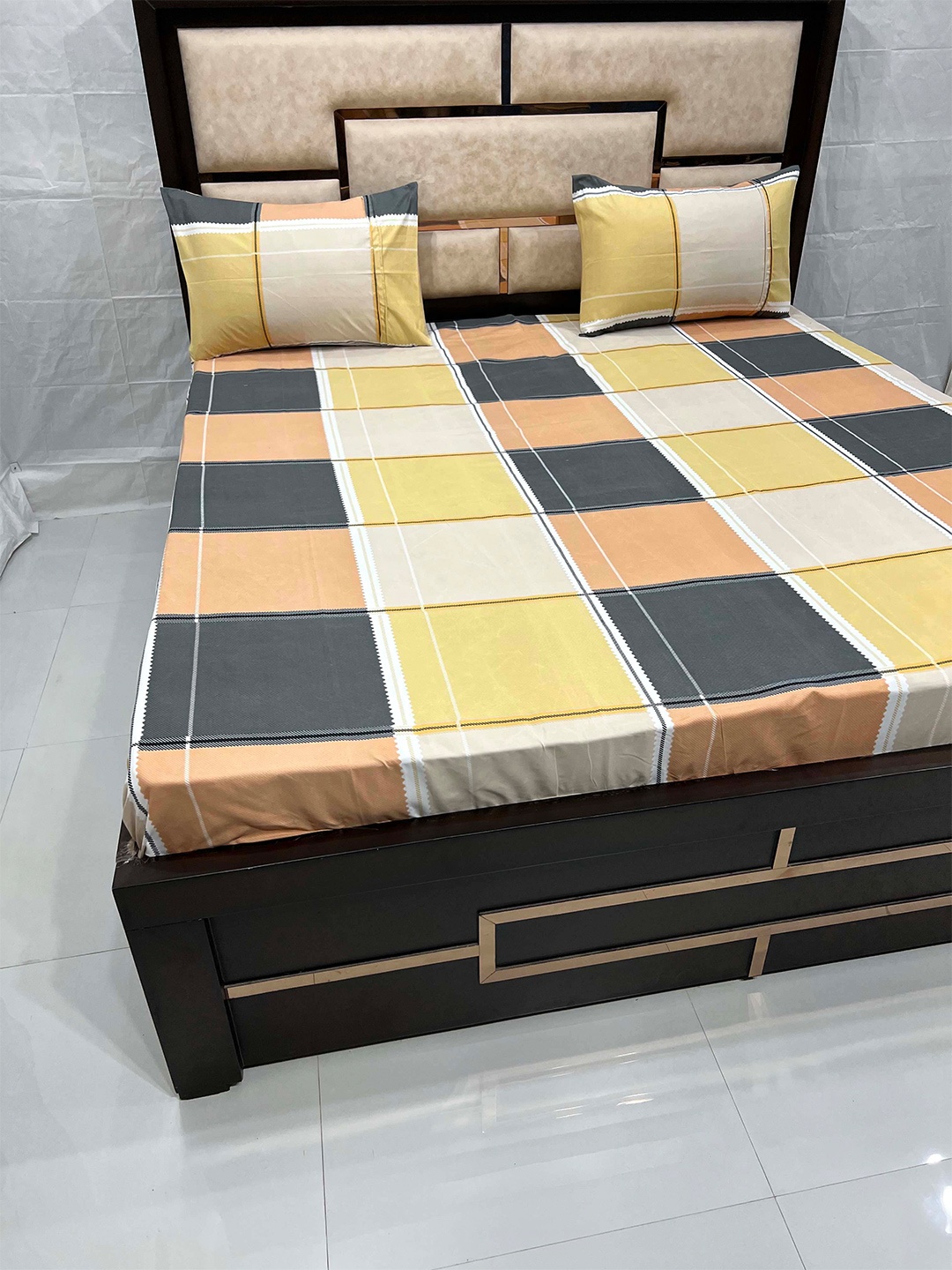 

Pure Decor Yellow & Peach Geometric 300 TC King Bedsheet with 2 Pillow Covers