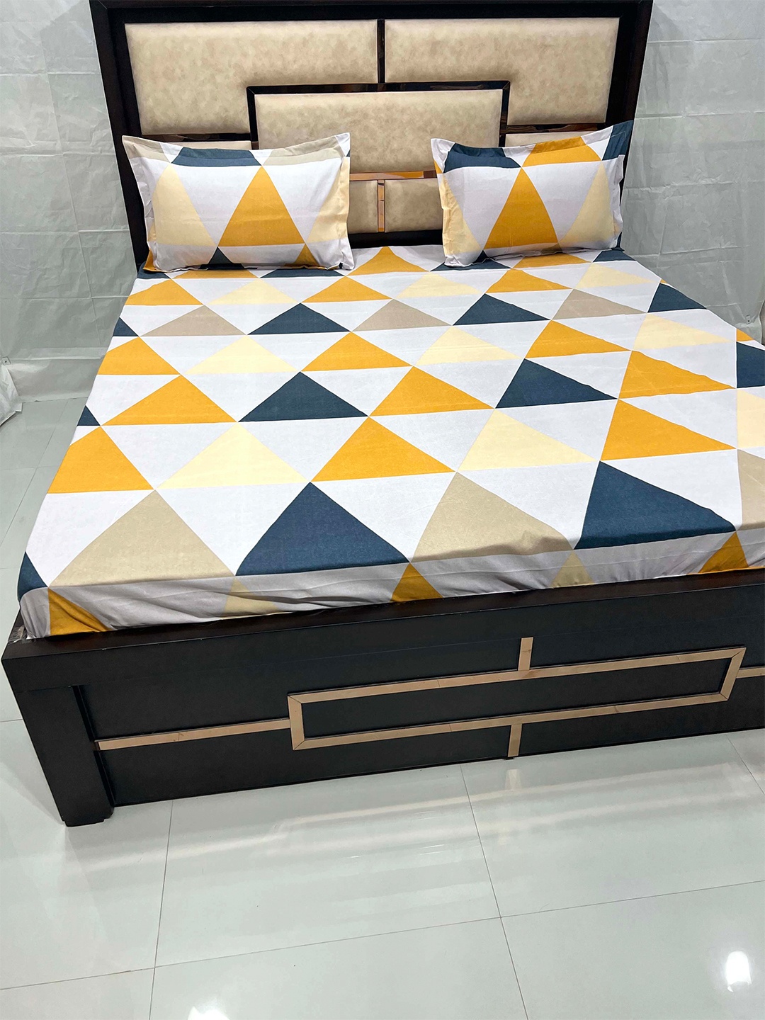 

Pure Decor White & Yellow Geometric 300 TC King Bedsheet with 2 Pillow Covers