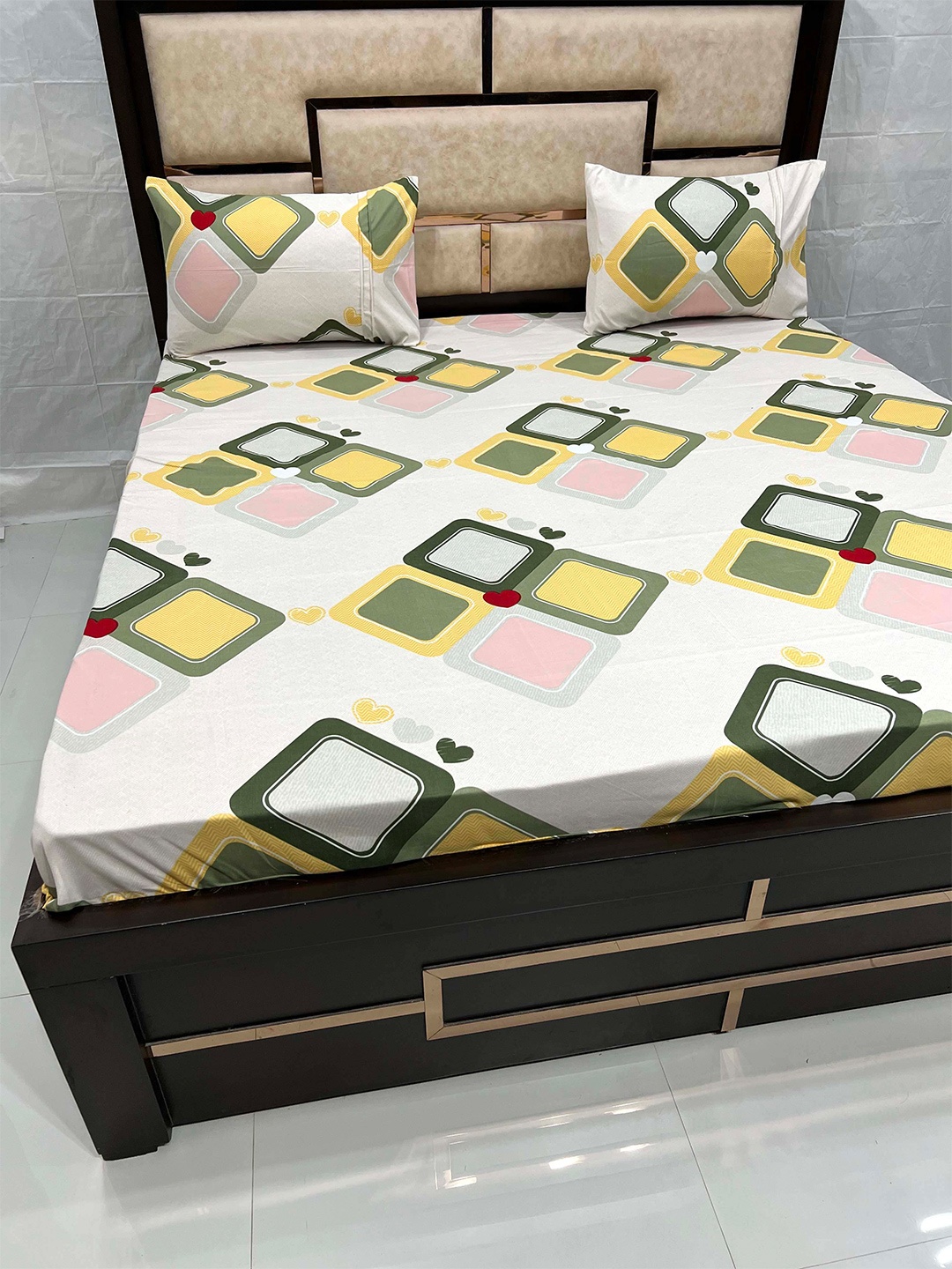 

Pure Decor White & Yellow Geometric 300 TC King Bedsheet with 2 Pillow Covers