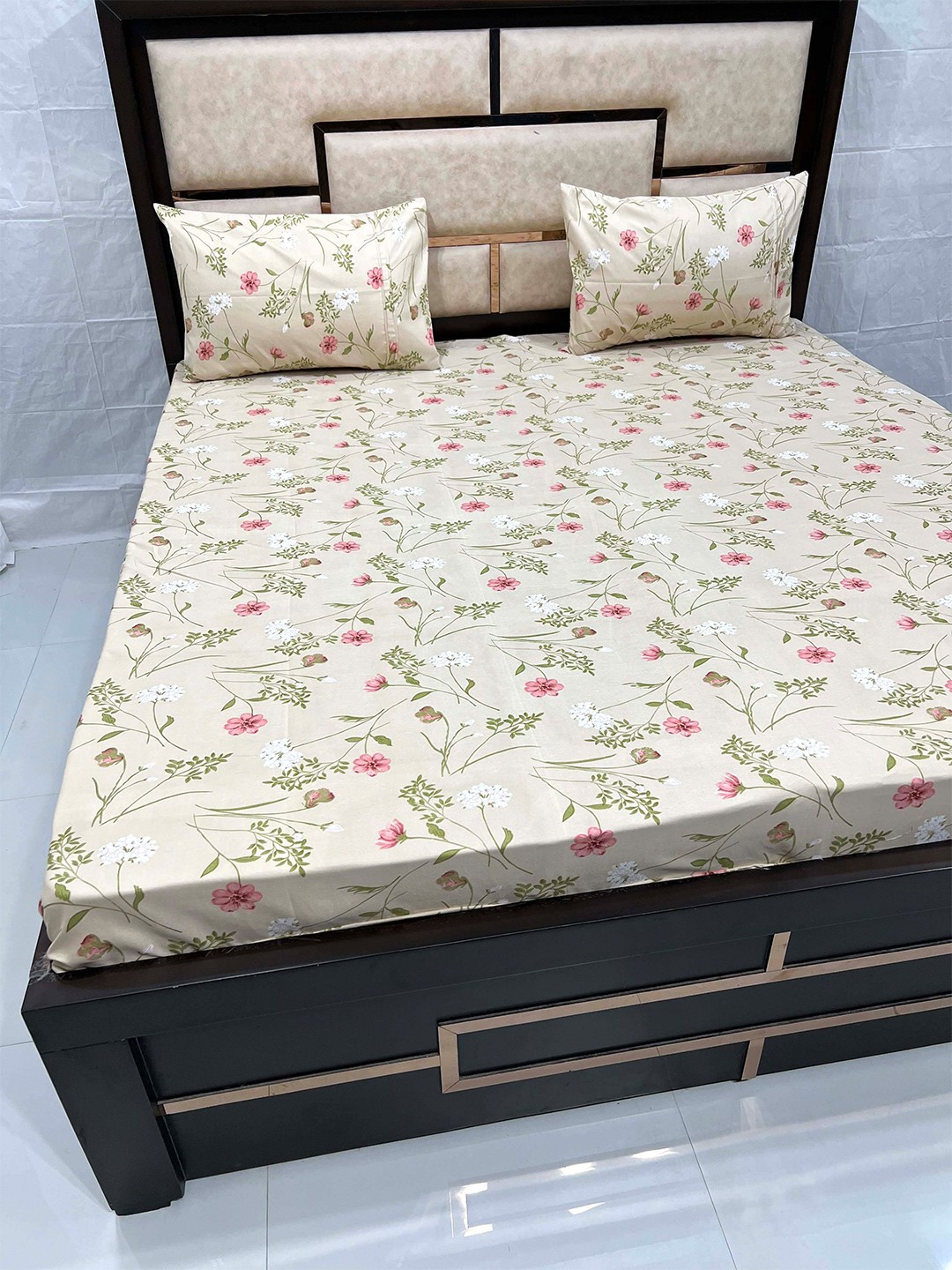 

Pure Decor Leisure Fur Beige & Off White Floral 300 TC King Bedsheet with 2 Pillow Covers