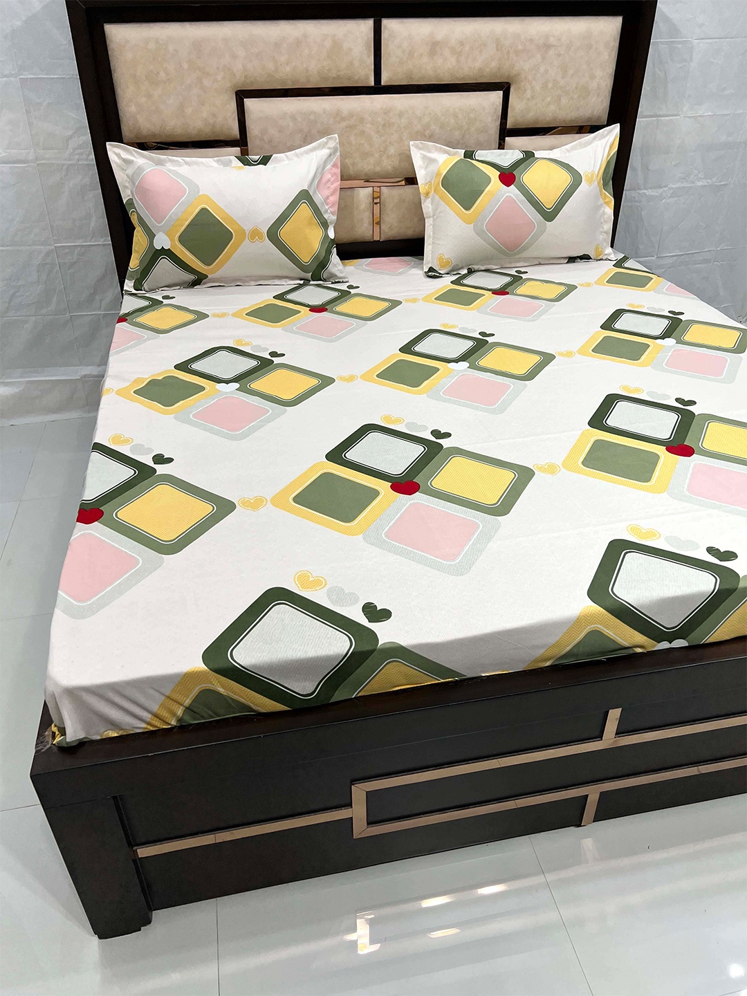 

Pure Decor Off White & Green Geometric 300 TC King Bedsheet with 2 Pillow Covers