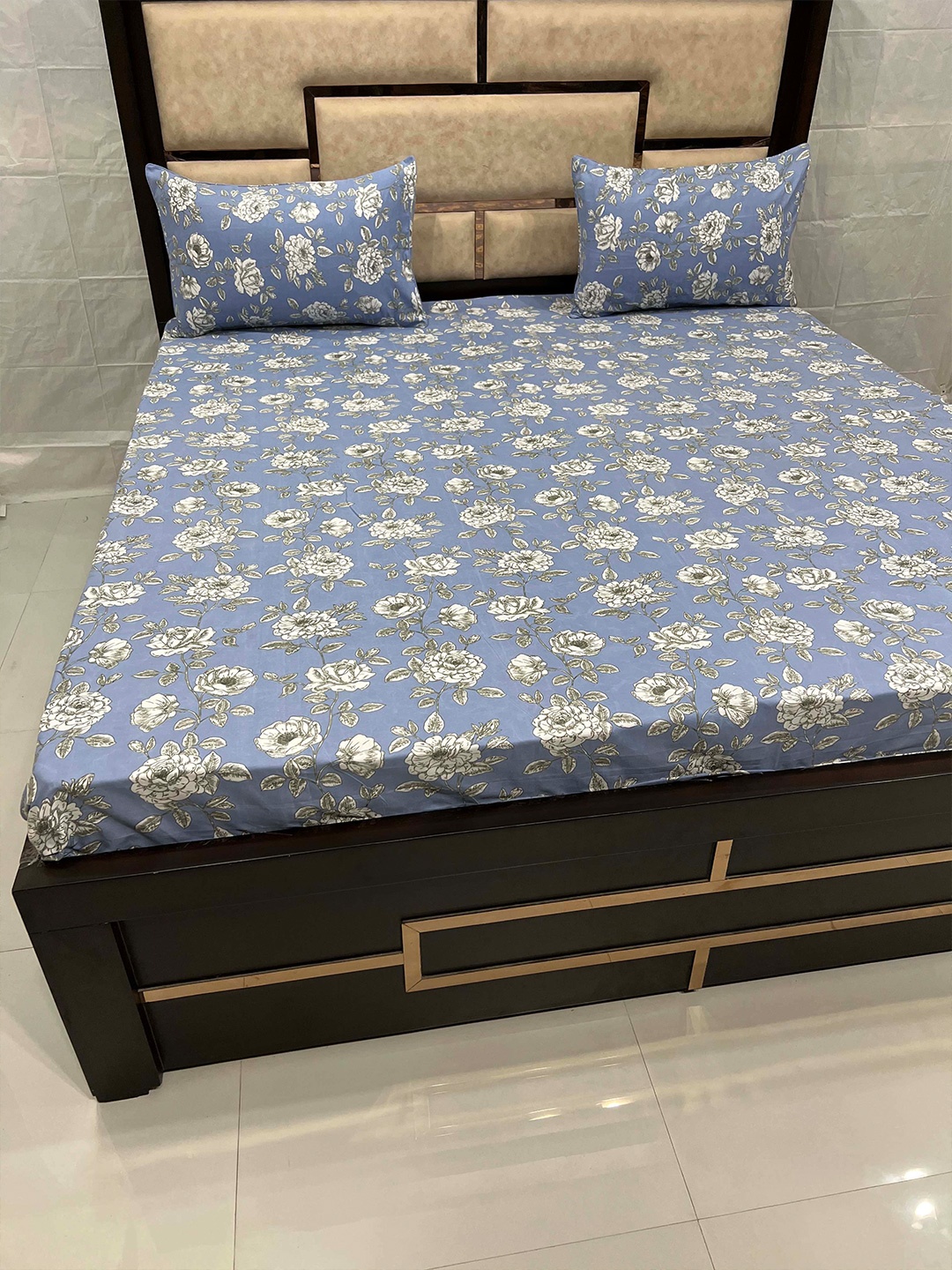 

Pure Decor Leisure Fur Blue & White Floral 300 TC King Bedsheet with 2 Pillow Covers