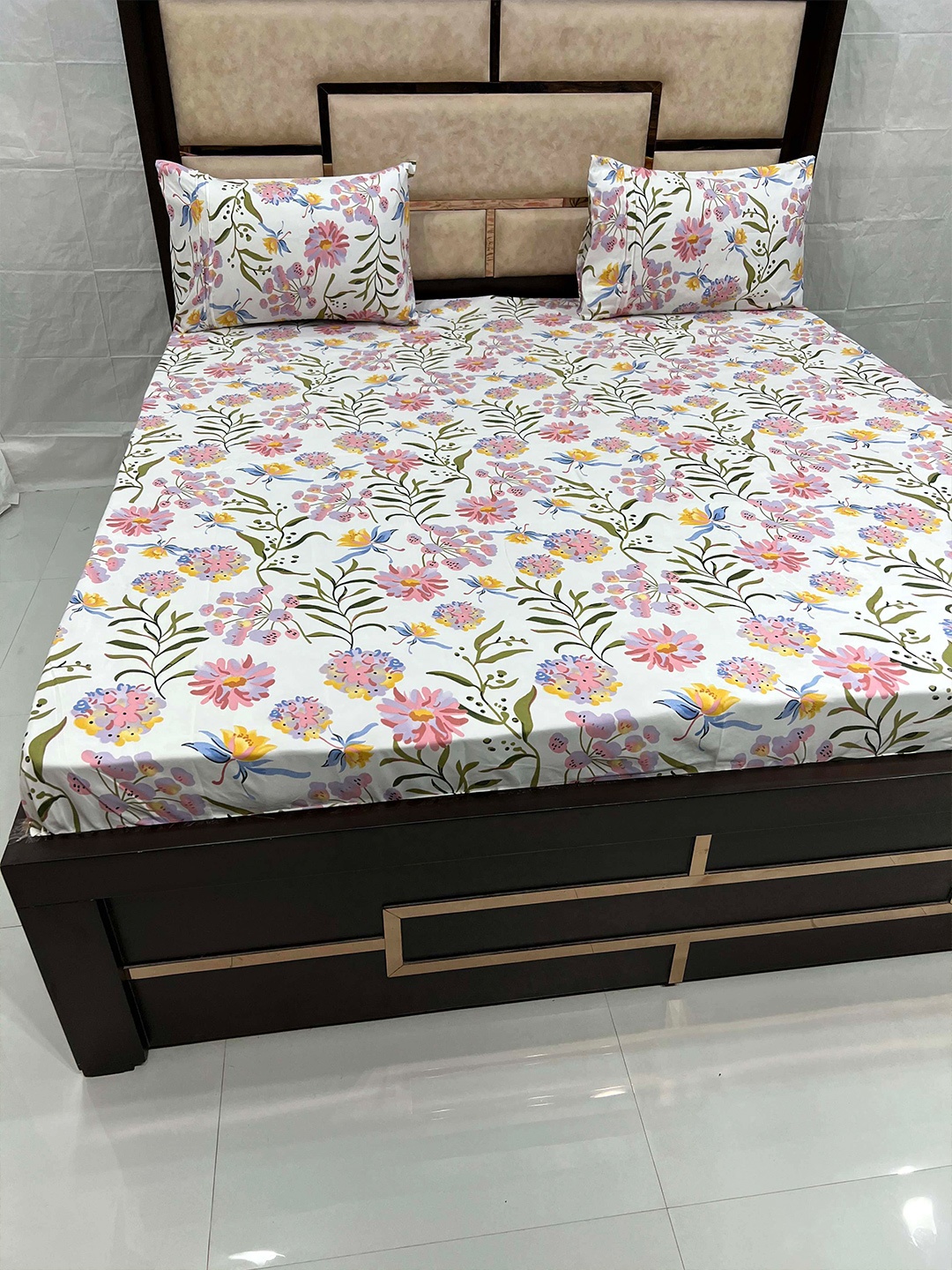 

Pure Decor Leisure Fur White & Pink Floral 300 TC King Bedsheet with 2 Pillow Covers