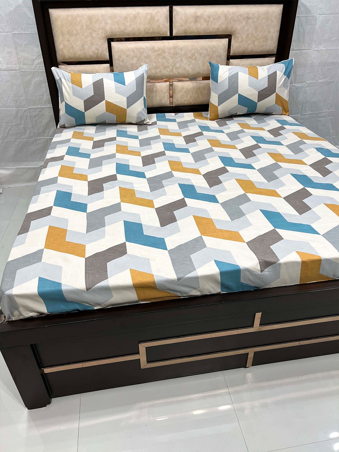 

Pure Decor Leisure Fur White & Mustard Geometric 300 TC King Bedsheet with 2 Pillow Covers
