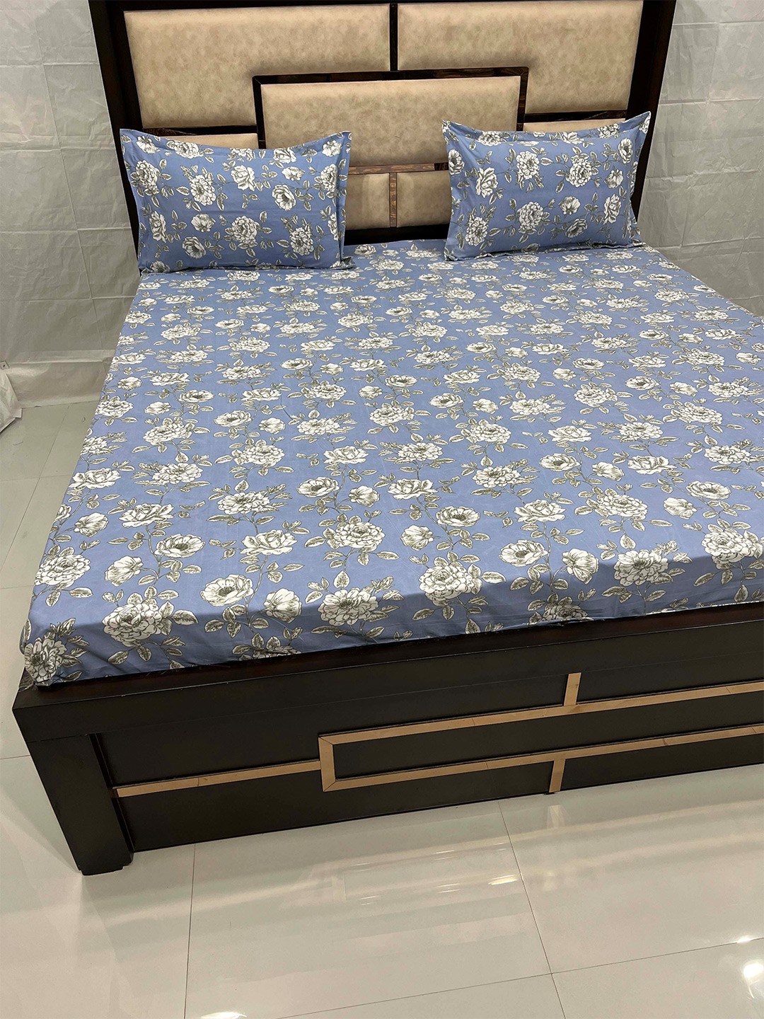

Pure Decor Leisure Fur Blue & White Floral 300 TC King Bedsheet with 2 Pillow Covers