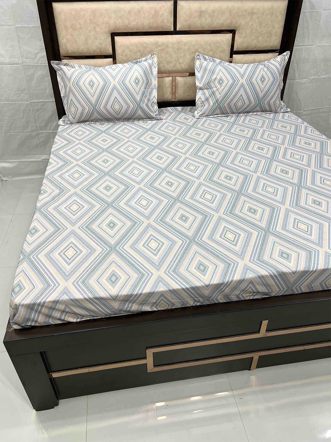 

Pure Decor Divine Fur Beige Geometric 500 TC Super King Bedsheet with 2 Pillow Covers