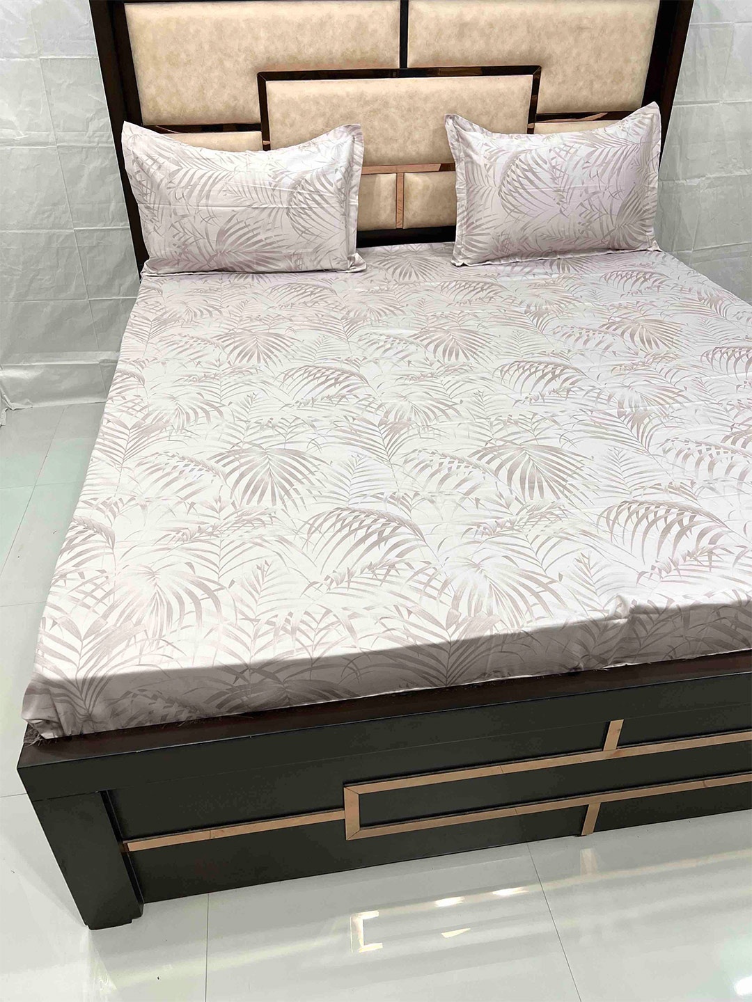 

Pure Decor Divine Fur White & Brown Floral 500 TC Super King Bedsheet with 2 Pillow Covers