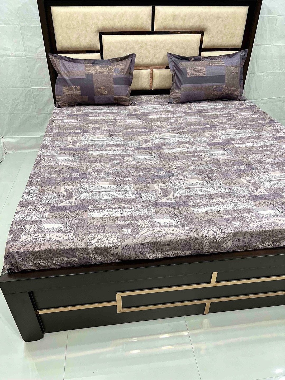 

Pure Decor Purple & White Ethnic Motifs 400 TC King Bedsheet with 2 Pillow Covers