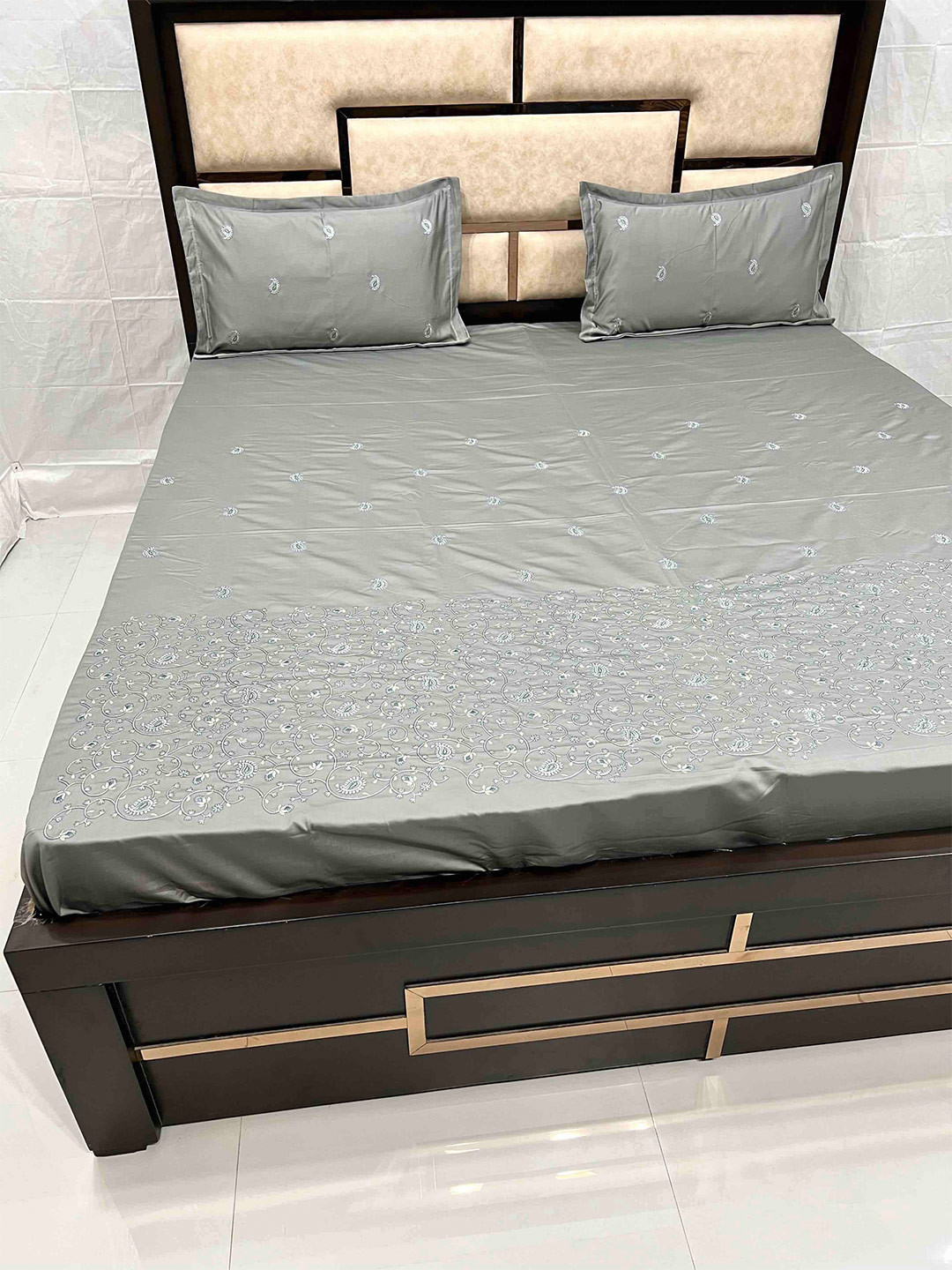 

Pure Decor Grey & White Ethnic Motifs Embroidery King Bedsheet with 2 Pillow Covers