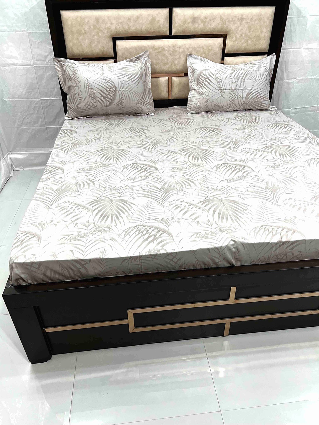 

Pure Decor Divine Fur Brown & Cream Floral Super King Bedsheet with 2 Pillow Covers