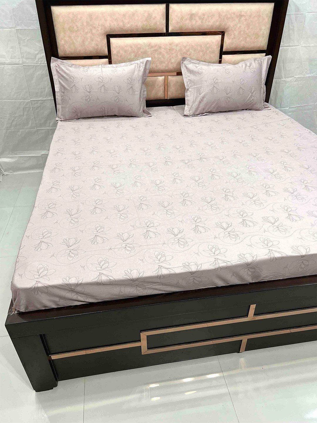 

Pure Decor Divine Fur Purple & Grey Floral 500 TC Super King Bedsheet with 2 Pillow Covers