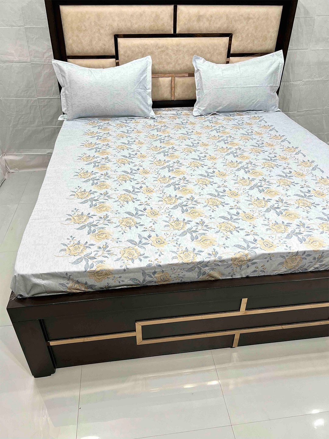 

Pure Decor Grey & Navy Blue Floral 500 TC Super King Bedsheet with 2 Pillow Covers