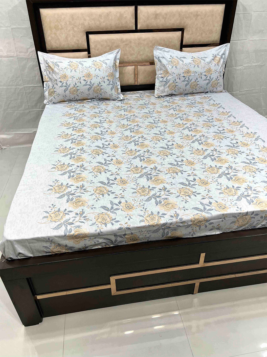 

Pure Decor Divine Fur White & Beige Floral 500 TC Super King Bedsheet with 2 Pillow Covers